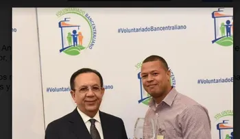 Gobernador Valdez Albizu reconoce a voluntarios destacados en el 2016