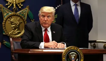 Trump acusa a dos senadores de "tratar siempre de empezar la Tercera Guerra Mundial"