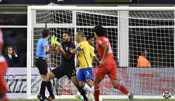 ¿La nueva mano de Dios? Los memes sobre el gol que eliminó a Brasil