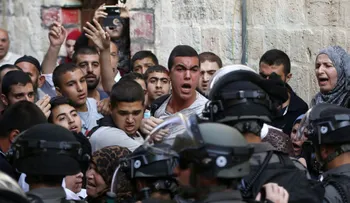 Jóvenes árabes se enfrentan a la policía israelí en uno de los lugares más sagrados de Jerusalén