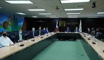 Gobernador Valdez Albizu recibe a la Asociación de Navieros y pasan revista a la economía y a los avances del sector