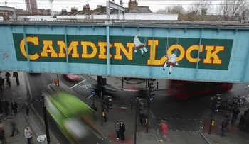 Incendio consume turístico mercado Camden Lock en Londres