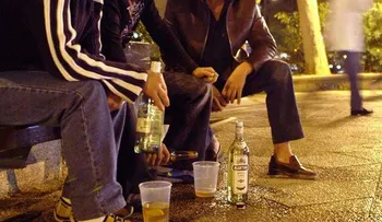 Joven muere en parranda y sus amigos siguen fiesta con su cadáver