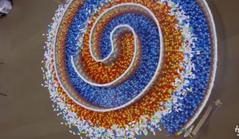 Así caen 15.000 fichas de dominó en una asombrosa triple espiral