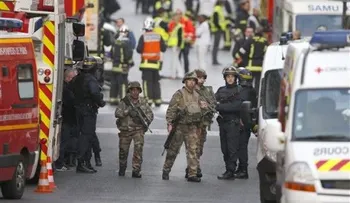 Mujer con chaleco bomba se explota en lugar donde se supone estaba ideólogo de antentados en París