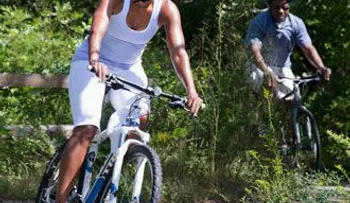 Familia Obama monta bicicleta en Martha's Vineyard