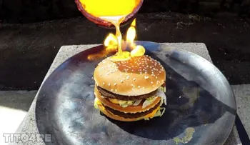 ¿Qué le pasa a una hamburguesa de McDonald's cuando le viertes cobre fundido?