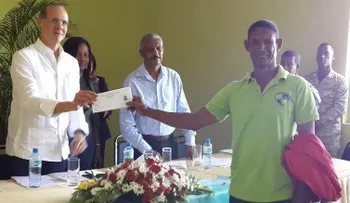Codopesca entrega a pescadores acreditaciones del Seguro Nacional de Salud