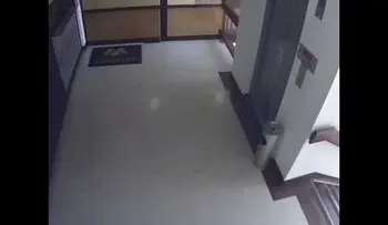 Espectacular salvamento de una madre con su bebé; evitó cayera de 4to piso