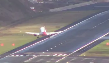 Así aterrizan los aviones en el aeropuerto más espeluznante de Europa  (VIDEO de miedo)