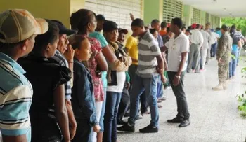 A pesar de las lluvias barahoneros acuden a votar 