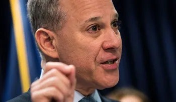 Renuncia Eric Schneiderman, fiscal estatal de Nueva York