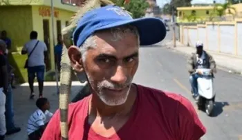 Hombre se pasea con iguana durante protesta en Capotillo