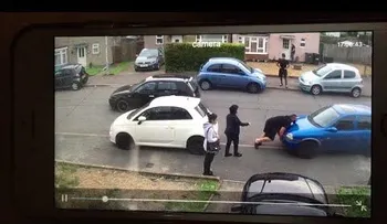 Desplaza con sus manos el coche de su vecino para que pase el de su tía
