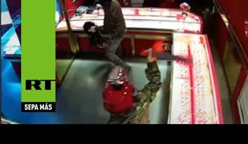 El robo más bobo: Huyen de la joyería sin llevarse nada