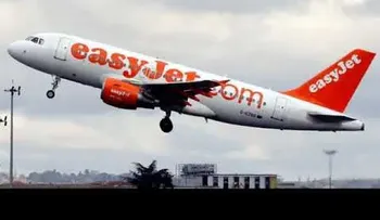 Un hombre desata un pánico en un avión repleto de pasajeros al intentar abrir la puerta 