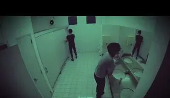 Mira la reacción cuando ven una muerta en un baño (Video)