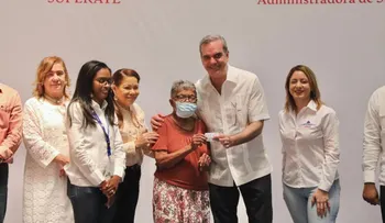 Presidente Abinader escucha a representantes 235 juntas vecinos de La Vega