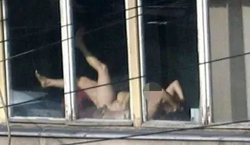 Descubrieron a una jueza que tomaba sol desnuda en su oficina