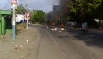 Colocan escombros y queman neumático en apoyo paro de Moca