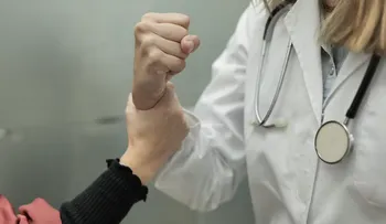 OPS alerta que la violencia contra el personal de salud persiste en las Américas