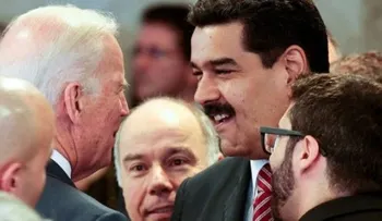 Vicepresidente de EE.UU. y Nicolás Maduro se estrechan la mano 