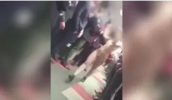 Una mujer desfila desnuda para "levantar la moral de sus compañeros"