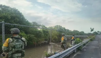 México despliega 22,000 efectivos y suspende actividades por huracán Simón categoría 4