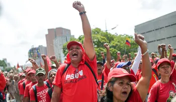 El chavismo y la oposición marchan en Caracas tras el apagón