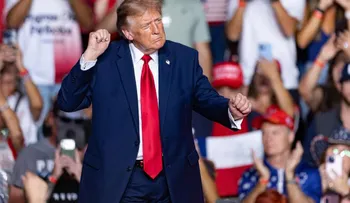 Trump descarta atacar Irán antes de las elecciones de medio término y mantiene el bloqueo