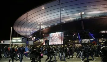 Tras atentados, Hollande cerrará fronteras y declarará estado de excepción en Francia