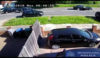 Una mujer sale milagrosamente ilesa cuando le hacen tres disparos 