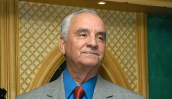Lidom le pasa el "rolo" al Ysócrates Peña, presidente de la Comisión de Etica