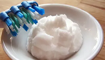 El aceite de coco es un sustituto perfecto para la pasta de dientes; revierte caries y cura dientes descompuestos!