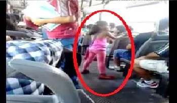 Video: Una niña de 6 anos sube al autobús con su papá y conmociona 
