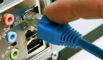 Mujer se electrocuta mientras conectaba computadora