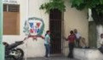 Raptan y balean hombre en banco