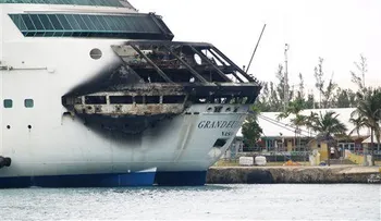 Pasajeros regresan de EEUU tras incendio de crucero