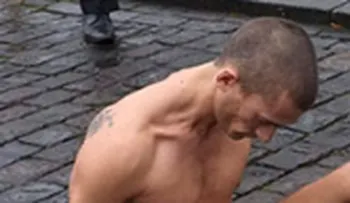 Pintor ruso clava con un martillo sus testículos en la Plaza Roja de Moscú