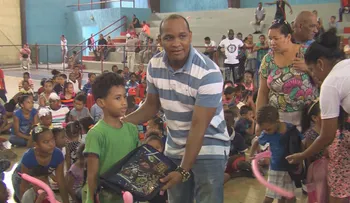 Fundación entrega útiles escolares a niños de escasos recursos