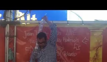 "El último y nos vamos": Lo que hace este barman con 17 vasos a la vez es impresionante 