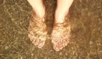 Médico dice lo que ocurre si entra tus pies en aguas frías 