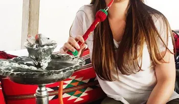 Hija del expresidente Fernández con una Hookah