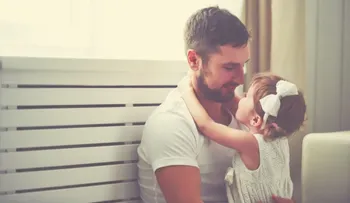 Por qué los padres se relacionan distinto con sus niñas que con sus varones