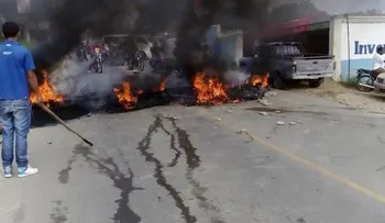 Queman gomas en demanda de reconstrucción de calles en comunidades de Santiago