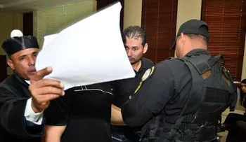 Abogado agrede y amenaza fotoreportero de elCaribe en audiencia caso Buitrago