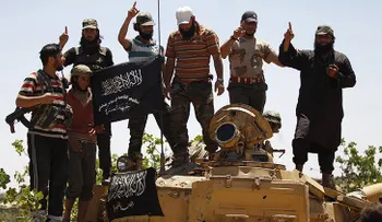 Rebeldes entrenados por EE.UU. traicionan a Washington entregando armas a una rama de Al Qaeda