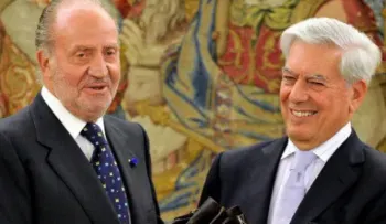 Vargas Llosa cenará con Macron, el rey emérito Juan Carlos y Javier Cercas