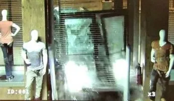 Se estrellan contra tienda y roban pantalones