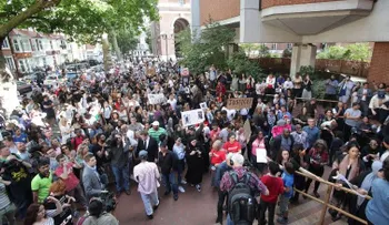 Incendio en Londres: residentes furiosos entran al Ayuntamiento cantando ?queremos justicia?